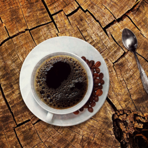 Kaffeetasse auf Holztisch