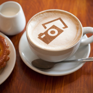Aktuelles bei Kaffee Zentrum in Wolfwil, Bild zeigt einen Cappuccino mit einem Schokobild (Fotoapparat)