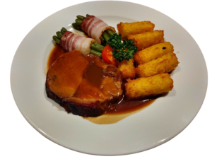 Aargauerbraten mit Kroketten und Gemüse im Kaffee Zentrum in Wolfwil