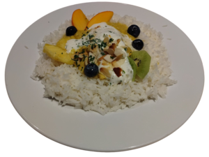 Riz Casimir mit frischen Früchten im Kaffee Zentrum in Wolfwil